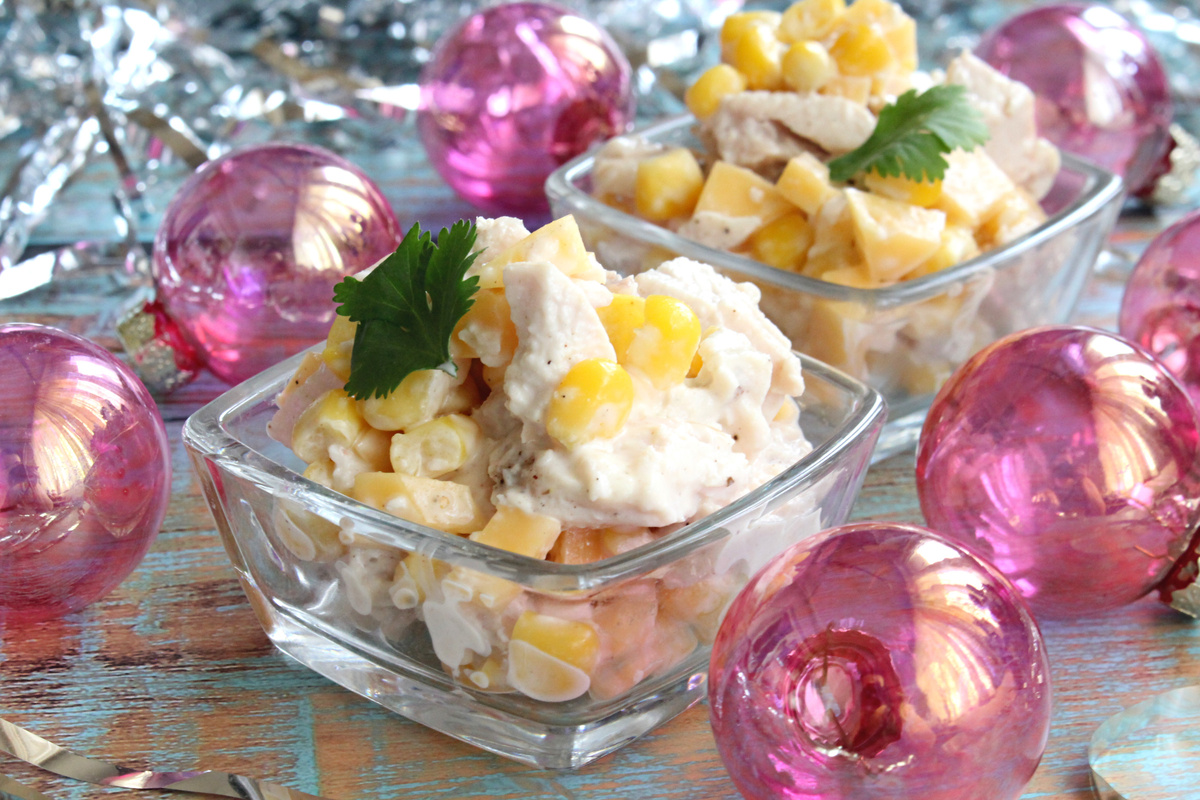 Яркий салат с курицей, кукурузой и сыром для любого стола