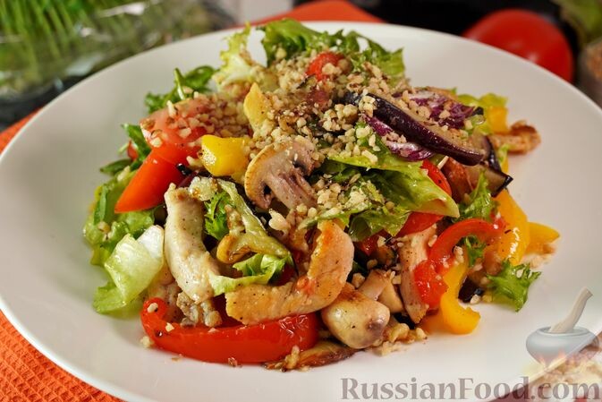 Вкусные идеи для простого ужина: куриные рулетики, картошка с колбасками и сладкие слойки