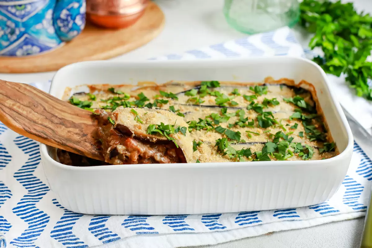 Роскошная мусака с баклажанами и чечевицей: новый взгляд на греческую классику