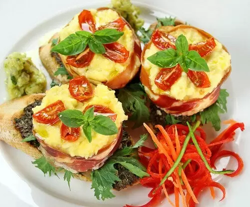 Киш в оригинальных тарталетках из прошутто