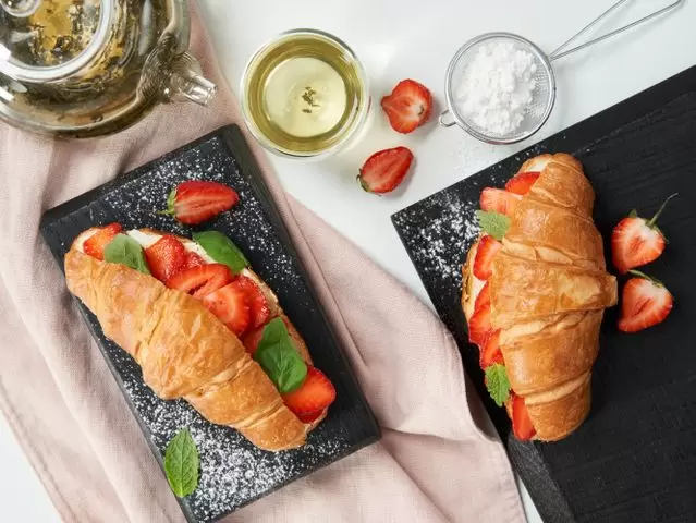 Круассан-тосты: идеальный завтрак с нежной творожной начинкой и ягодами