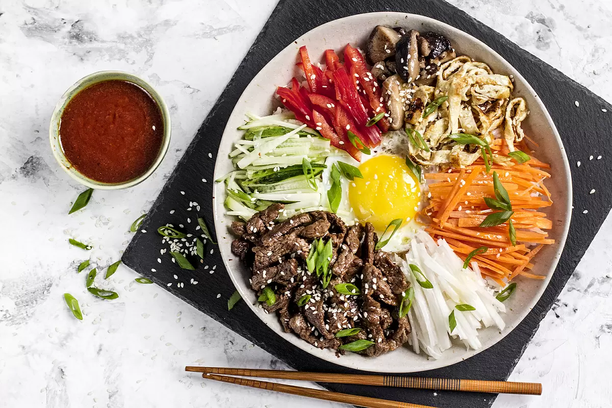 Пибимпаб: корейская кулинарная симфония с рисом и овощами