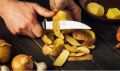 Необычное кулинарное открытие: как картофельные очистки становятся вкусной закуской