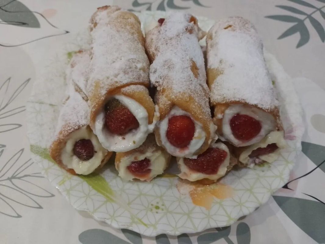 Трубочки канноли с заварным кремом и клубникой