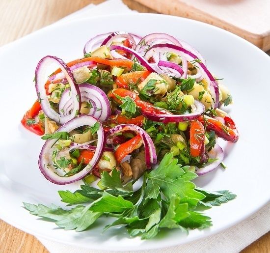 Потрясающий салат с печеными баклажанами и перцем: легкость и вкус в одном блюде