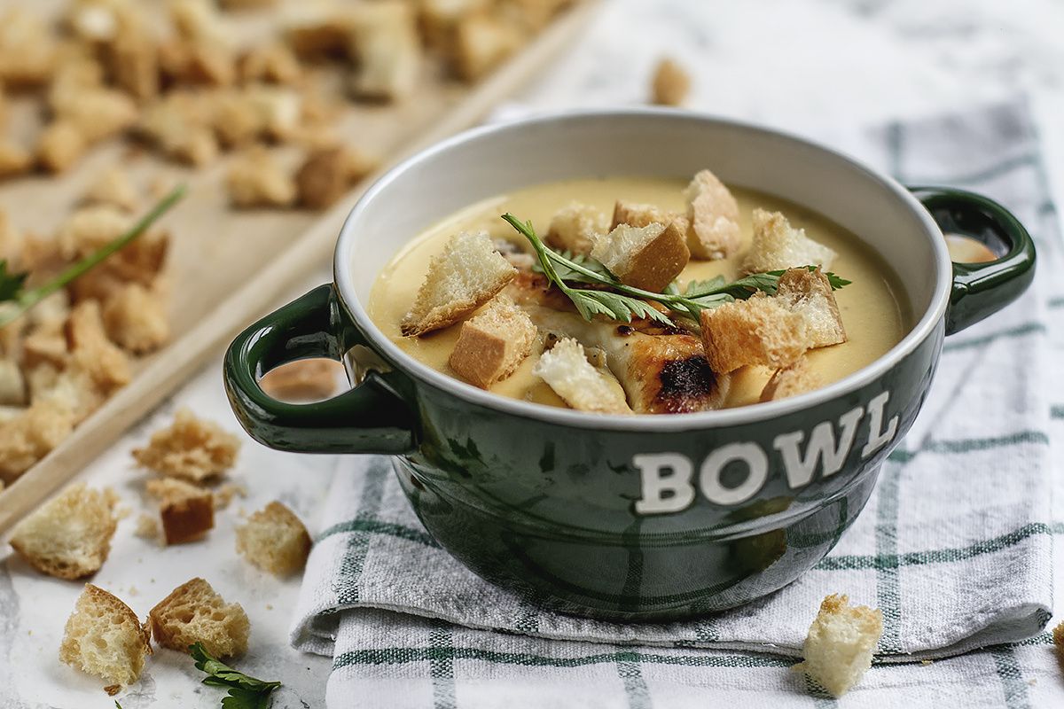 Сырный суп-пюре с курицей и сухариками: вернитесь к любимым вкусам детства